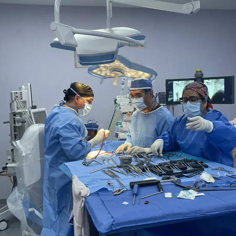 El Dr. Carrillo y su equipo durante una cirugía
