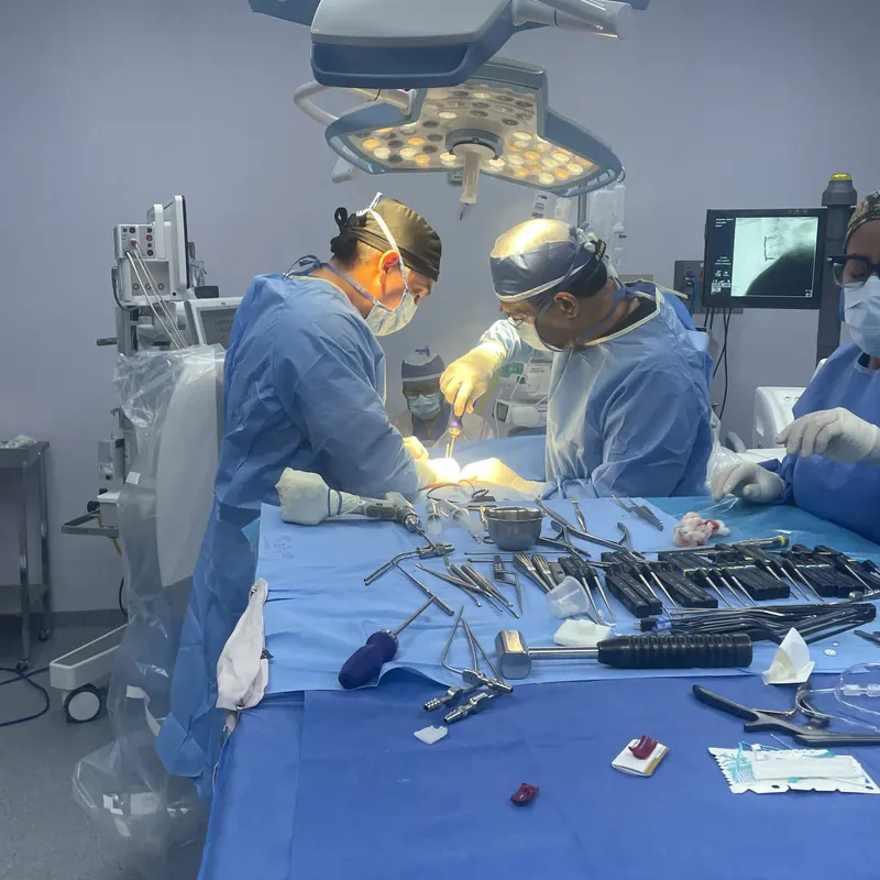 El Dr. Carrillo opera bajo las lámparas del quirófano