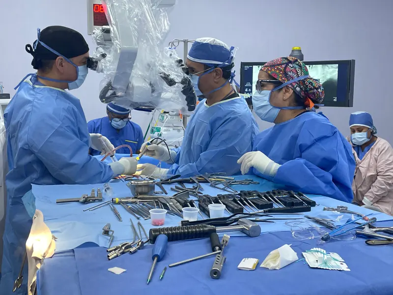 Cirugía con microscopio y navegación en el Hospital Ángeles