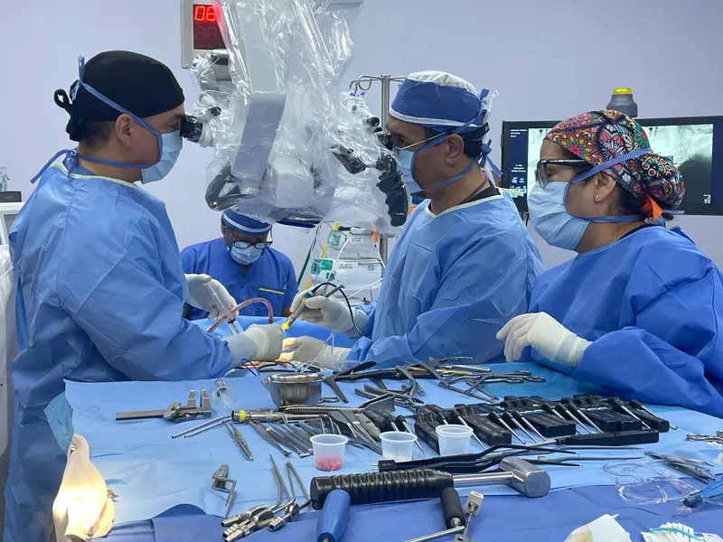 El equipo trabaja con el microscopio quirúrgico