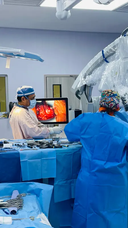 Vista del quirófano con el monitor del microscopio