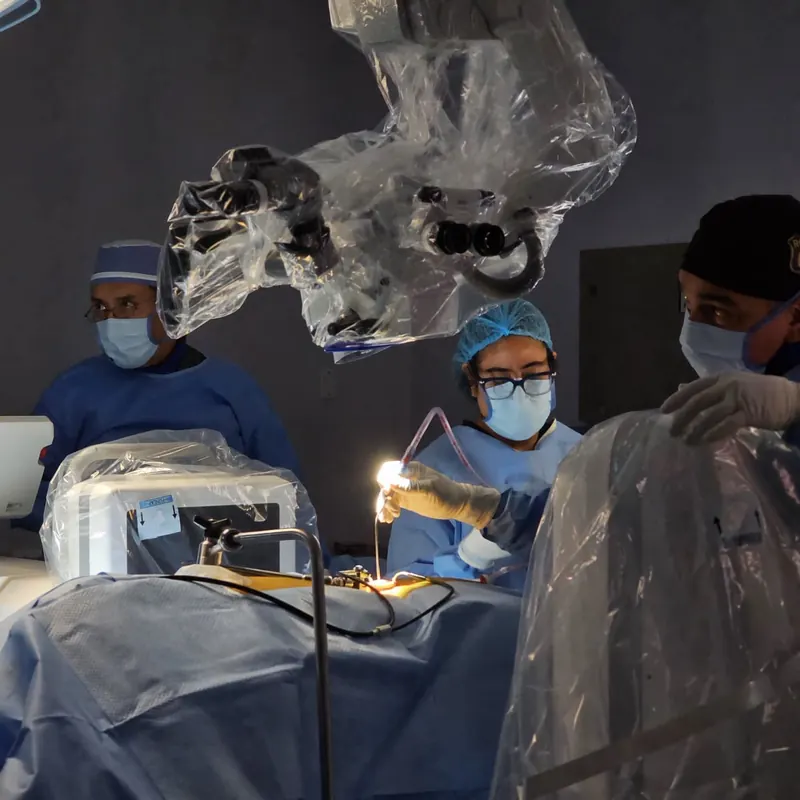 El Dr. Carrillo durante una cirugía con microscopio