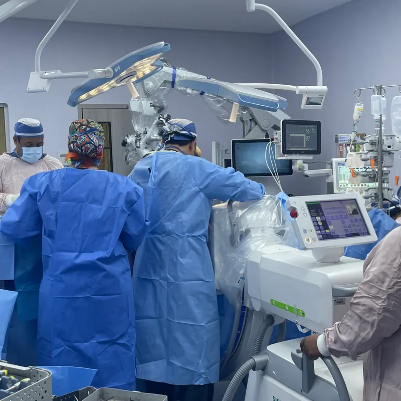 El equipo prepara el microscopio quirúrgico