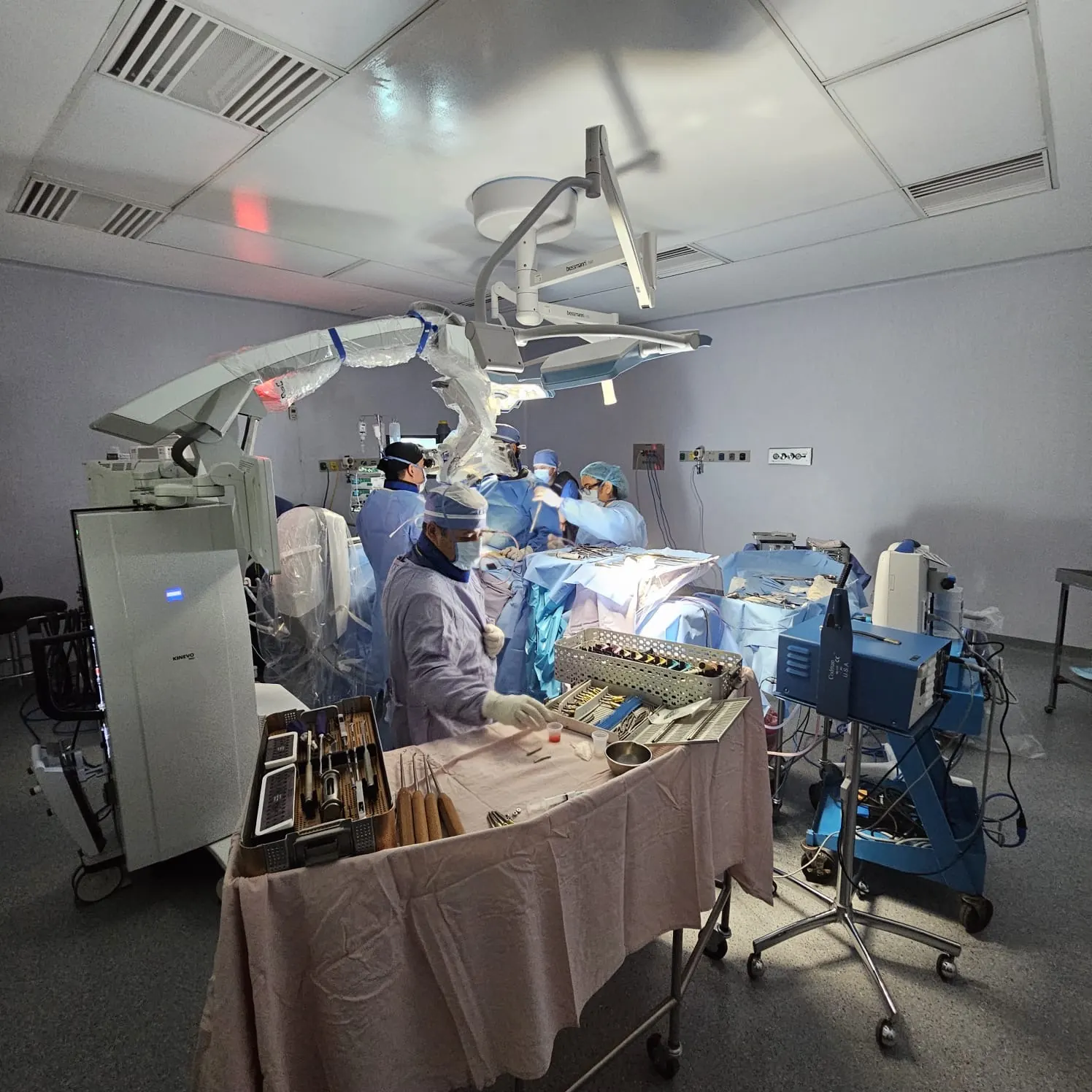 Operating room equipped with a robotic surgical microscope
