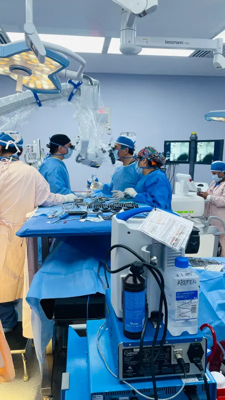 Quirófano del Hospital Ángeles Ciudad Juárez durante una cirugía