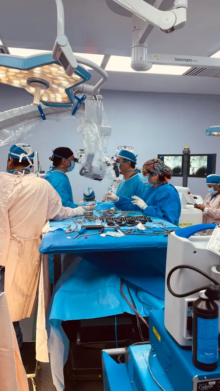 El equipo de neurocirugía en el quirófano